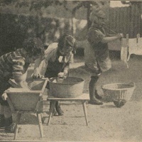 Lavare e stirare la biancheria [anni Venti] - L. Roubiczek, <em>Generalità sugli esercizi di vita pratica</em>, in "L'Idea Montessori", a.II, n.3, novembre 1928, p11. $$$285