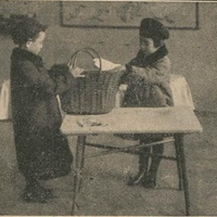 [Bambini che svolgono attività di vita pratica] [anni Venti] - J. Faussek, <em>La composizione presso i fanciulli russi</em>, in "L'idea Montessori", a.II, n.4, dicembre 1928, p.7.$$$305