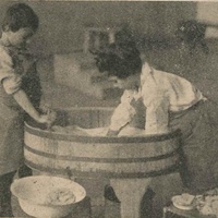 [Bambini che svolgono attività di vita pratica] [anni Venti] - J. Faussek, <em>La composizione presso i fanciulli russi,</em> in "L'idea Montessori", a.II, n.4, dicembre 1928, p.7.$$$307