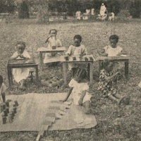 Classe dei piccoli della Scuola Modello di Kenilworth, presso Città del Capo [Africa, anni Venti] - <em>Notiziario</em>, in "L'Idea Montessori", a.II, n.2, ottobre 1928, p.12.$$$270