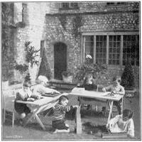 Classe all'aperto [Casa dei Bambini in Inghilterra, primi anni Dieci] - M. Montessori, <i>Il metodo della pedagogia scientifica applicato all’educazione infantile nelle Case dei Bambini</i>, Roma, Ermanno Loescher &amp; C., 1913.$$$7