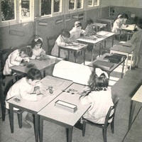 Una classe al lavoro (Scuola Montessori, Villa Paganini, Roma) [fine anni Quaranta - M. Montessori, <i>La scoperta del bambino</i>, Milano, Garzanti, 1950.$$$126