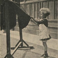 Battitura dei tappeti [anni Venti] - L. Roubiczek, Generalità sugli esercizi di vita pratica, in "L'Idea Montessori", a.II, n.3, novembre 1928, p11.$$$282