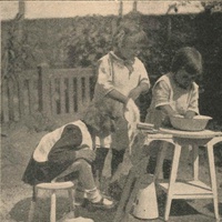 Lavare le mani [anni Venti] - L. Roubiczek, <em>Generalità sugli esercizi di vita pratica</em>, in "L'Idea Montessori", a.II, n.3, novembre 1928, p.8.$$$272