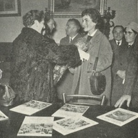 <p>[Maria de Unterrichter Jervolino, presidente dell’Opera Nazionale Montessori, riceve il saluto delle allieve del Corso di specializzazione didattica secondo il Metodo Montessori, Roma, 1957] - in “Vita dell’infanzia”, a.VI, n. 2, 28 febbraio 1957, p. 35.</p>$$$542