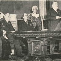 Cerimonia inaugurale del Corso Internazionale del 1930 in Campidoglio, discorso del sen. Gentile. (Da sinistra a destra: Maria Montessori, l’on. Balbino Giuliano, Governatore P.pe Boncompagni Ludovisi e, in piedi, il sen. Gentile), 1930 - Il XVI corso internazionale Montessori in Roma dal gennaio al giugno 1931, in "Montessori", a.I, n.1, 15 gennaio 1931, p.26.$$$344