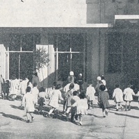 Gioiosa entrata dei bambini nella nuova scuola [Children’s House of Viale Spartaco (Tuscolano district), 1957, Rome] – <em>Il cinquantenario della creazione della prima “Casa dei Bambini”</em>, in “Vita dell’infanzia”, a.VI, n.1, 31 gennaio 1957, p. 3.$$$538