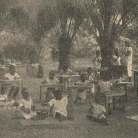 Classe dei piccoli della Scuola Modello di Kenilworth, presso Città del Capo [Africa, anni Venti] - <em>Notiziario</em>, in "L'Idea Montessori", a.II, n.2, ottobre 1928, p.12.$$$271