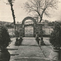 La porta d’ingresso di questa modernissima Casa dei Bambini si apre su un lindo giardino tutto verde e sulla vasta luminosità della campagna litoranea [entrata della Casa dei Bambini intitolata a Angiolella Di Luigia a Scauri, Latina][anni Trenta] - <em>Le scuole Montessori in Italia</em>, in "Montessori", a.I, n.2, 15 febbraio 1931, p.13.$$$348