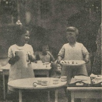 Servire in tavola [anni Venti] - L. Roubiczek, <em>Generalità sugli esercizi di vita pratica</em>, in "L'Idea Montessori", a.II, n.3, novembre 1928, p13. $$$295