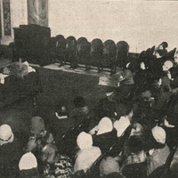 La Dottoressa M. Montessori pronuncia una sua prolusione alla Sala Borromini [in occasione del XVI Corso Internazionale svoltosi presso la Sala Borromini dell'Oratorio dei Filippini, Roma], 1931 - Lo svolgimento del Corso Internazionale, in "Montessori", a.I, n.2, 15 febbraio 1931, p.16. $$$349