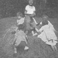 Ginnastica dopo il bagno. (Vienna) [anni Venti] - M. Montessori, <i>Il metodo della pedagogia scientifica applicato all’educazione infantile nelle Case dei Bambini</i>, Roma, Maglione & Strini, 1926.$$$112
