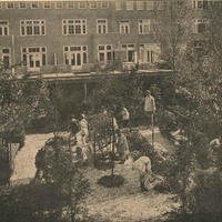 Bambini impegnati nelle attività all'aperto di cura dell'orto [anni Venti] - "L'Idea Montessori", a.i, n.3-4, 31 agosto-30 settembre 1927, p.11.$$$222