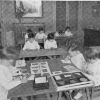 Escola municipal Montessori. Ataulf, 12. Exercicis de reconeixement de formes - <i>L'escola públìca de Barcelona i el mètode Montessori</i>, Barcellona, Ayuntamiento de Barcelona, 1933.$$$54