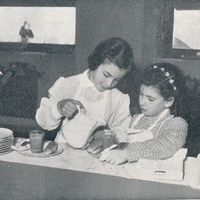 Si serve il rinfresco il giorno dell’inaugurazione della nuova “Casa dei Bambini” Casa dei Bambini di Viale Spartaco (quartiere Tuscolano), [5 January 1957, Rome] – S. Valitutti, <em>La “Casa dei Bambini” e il Metodo Montessori</em>, in “Vita dell’infanzia”, a.VI, n.1, 31 gennaio 1957, p. 8.$$$539