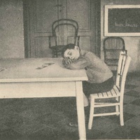 Lettura interpretata: «Aveva sonno: appoggiò le braccia sul tavolino, la testa sulle braccia, e si addormentò» [primi anni Dieci] - M. Montessori, <i>L'autoeducazione nelle scuole elementari</i>, Roma, E. Loescher &amp; C. - P. Maglione e Strini, 1916.$$$151