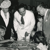 VIII Congresso Internazionale Montessori a San Remo: Maria Montessori e il figlio Mario insieme al Ministro della Pubblica Istruzione onorevole Guido Gonella, 1949 (Archivio ONM).$$$28