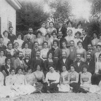 Scuola Magistrale Ortofrenica, Roma, 1900. Gruppo di docenti e studenti: Montessori al centro nella seconda fila dal basso, Archivio ONM.$$$18