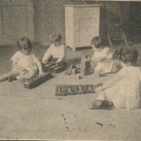 [Bambini concentrati su lavori differenti] [anni Venti] - J. Faussek, <em>La composizione presso i fanciulli russi,</em> in "L'idea Montessori", a.II, n.4, dicembre 1928, p.8.$$$310