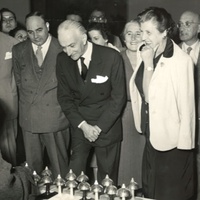 <p>[Maria de Unterrichter Jervolino, presidente dell’Opera Nazionale Montessori, con al centro l'on. Antonio Segni, Ministro della Pubblica Istruzione, mentre osservano Anna Maria Maccheroni, allieva di Maria Montessori, che sta mostrando l'utilizzo dei campanelli per l'educazione musicale. Congresso Nazionale Montessori, Napoli, 1952] - Archivio ONM.</p>$$$547