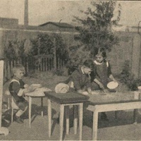 Lavare i piatti [anni Venti] - L. Roubiczek, <em>Generalità sugli esercizi di vita pratica,</em> in "L'Idea Montessori", a.II, n.3, novembre 1928, p14.$$$297