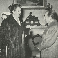 <p>[Maria de Unterrichter Jervolino, presidente Opera Nazionale Montessori, si intrattiene con il prof. Nazareno Padellaro, Direttore generale, Presidente del Comitato Centrale per l'educazione popolare, durante l'inaugurazione del corso di specializzazione didattica secondo il metodo Montessori, Roma, 1957] - in “Vita dell’infanzia”, a.VI, n. 2, 28 febbraio 1957, p. 36.</p>$$$543