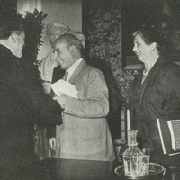 <p>[Maria de Unterrichter Jervolino, presidente Opera Nazionale Montessori, accanto al sindaco di Roma, Senatore Tupini, che saluta, Mario M. Montessori, di spalle. Sala della Protomoteca in Campidoglio, Roma, settembre 1957] -  Archivio ONM.</p>$$$545