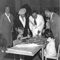 <p>[Maria Montessori al centro, a sinistra l’on. Maria de Unterrichter Jervolino, presidente dell’Opera Nazionale Montessori, a destra Mario M. Montessori e l’on. Guido Gonella, Ministro della Pubblica Istruzione. Sul retro della fotografia sono riportati i nomi delle tre alunne raffigurate: Maria Adele Groff, Fiorenza Groff e Marinella Ferrari. Congresso Internazionale Montessori sul tema <em>La formazione dell’uomo nella ricostruzione mondiale</em>, San Remo 22-29 agosto 1949] – Archivio ONM.</p>$$$550
