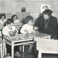 <p>[Maria de Unterrichter Jervolino, presidente dell’Opera Nazionale Montessori, all'inaugurazione, avvenuta il 27 ottobre 1952 della Casa dei Bambini istituita dalla Società Falck a Sesto San Giovanni] - Archivio ONM.</p>$$$540